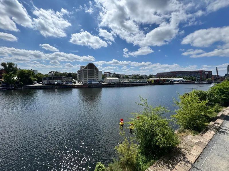 Zentral & idyllisch: Hochwertiges Parkett-Apartment mit Spree-Flair & Top-Anbindung! — photo 1